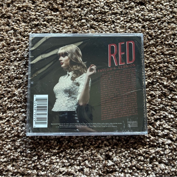 SIGNED Taylor Swift Red CD - Picture 2 of 6